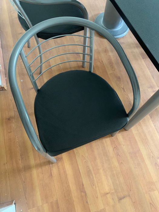 Stół kuchenny z krzesłami