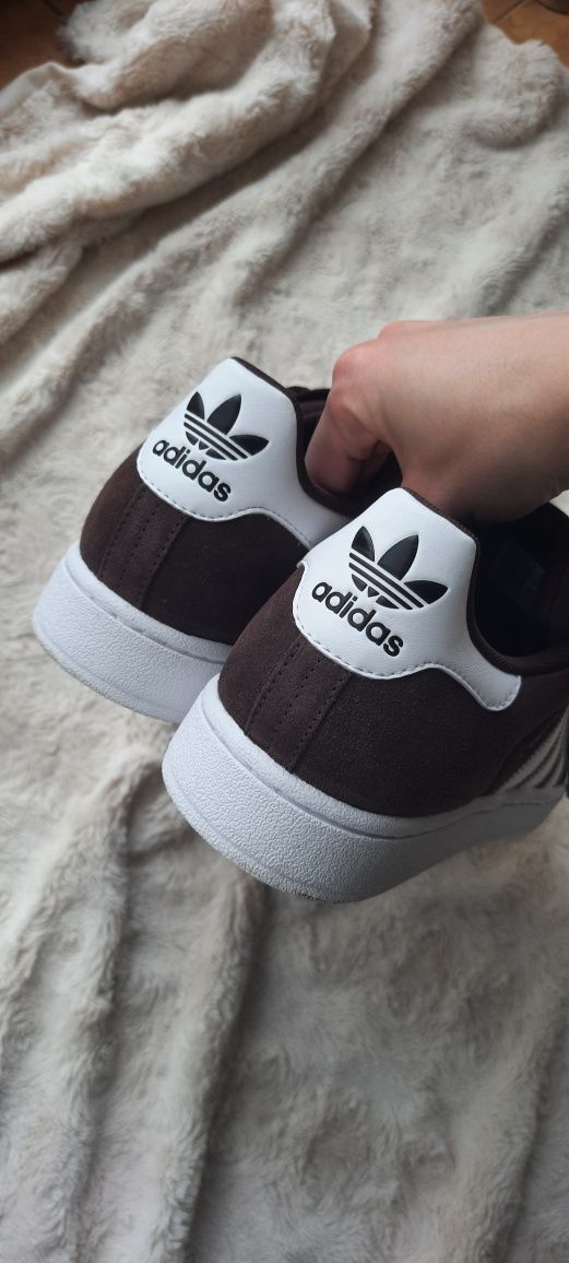 Adidas campus rozmiar 44 w brązowej kolorystyce