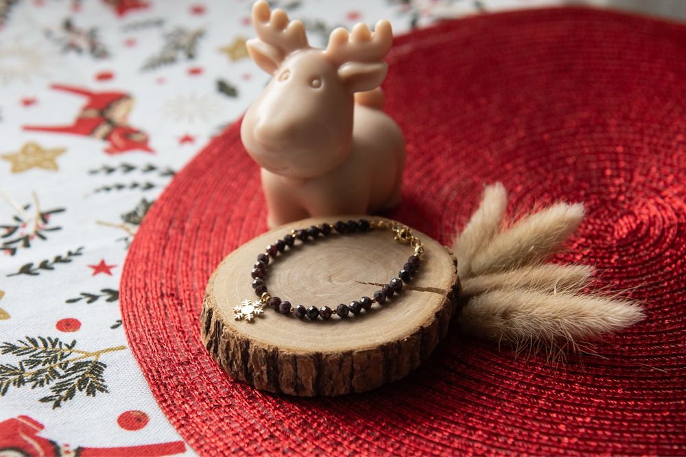 Świąteczna bransoletka z kamieni • granat • śnieżynka • rękodzieło