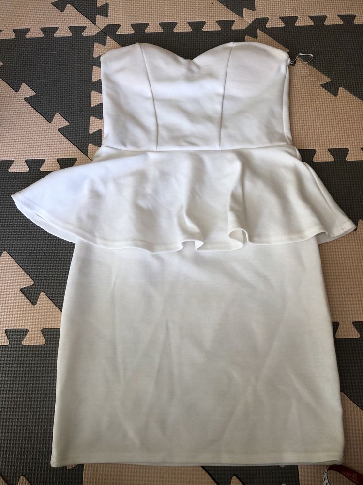 Biała sukienka koktajlowa wesele poprawiny baskinka krótka