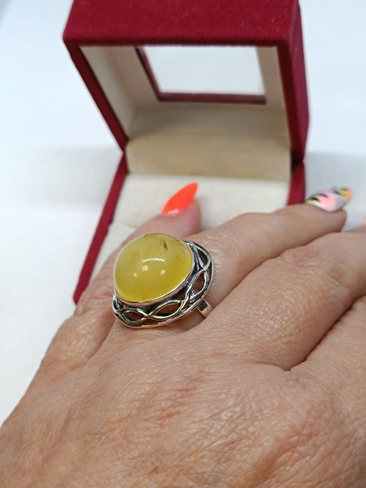 Srebrny pierścionek z mlecznym bursztynem regulowany, srebro 925