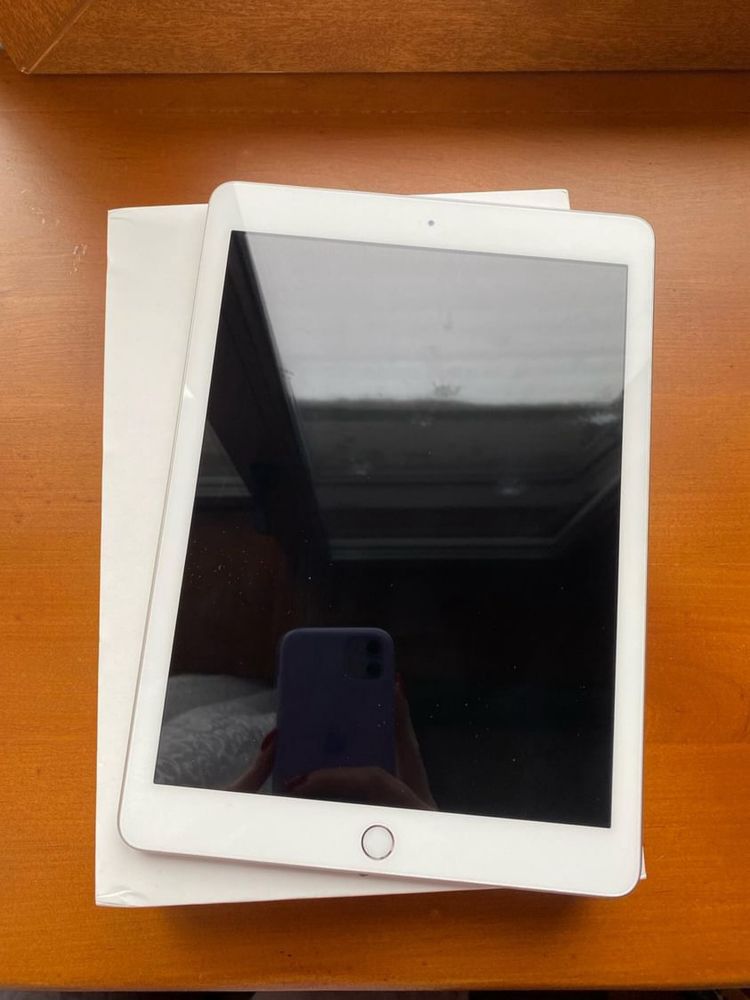 продам Apple iPad 128 GB Wi-Fi Silver 2018