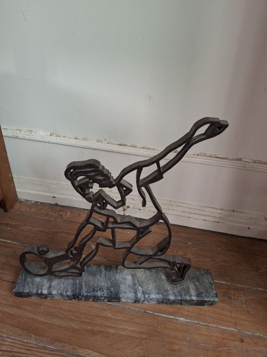 Escultura em metal antiga