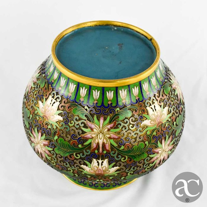 Pote com tampa em Cloisonné em relevo, finais séc. XIX