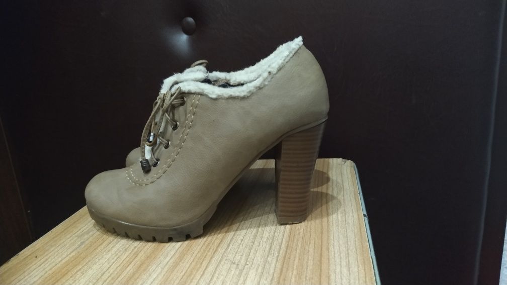 Buty botki na obcasie z futerkiem