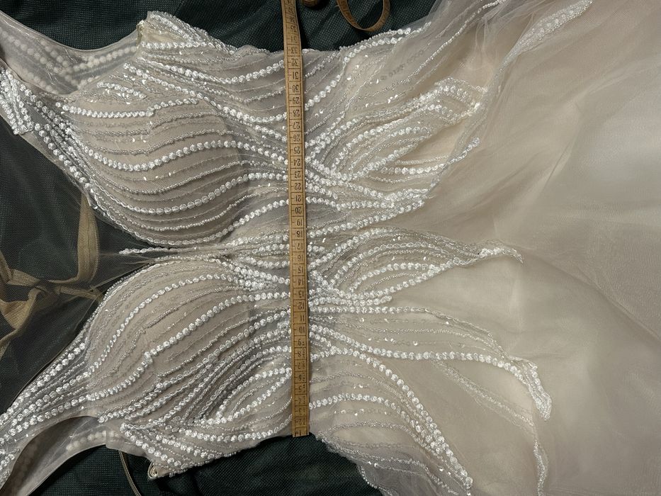 Весільна сукня зі шлейфом нюд