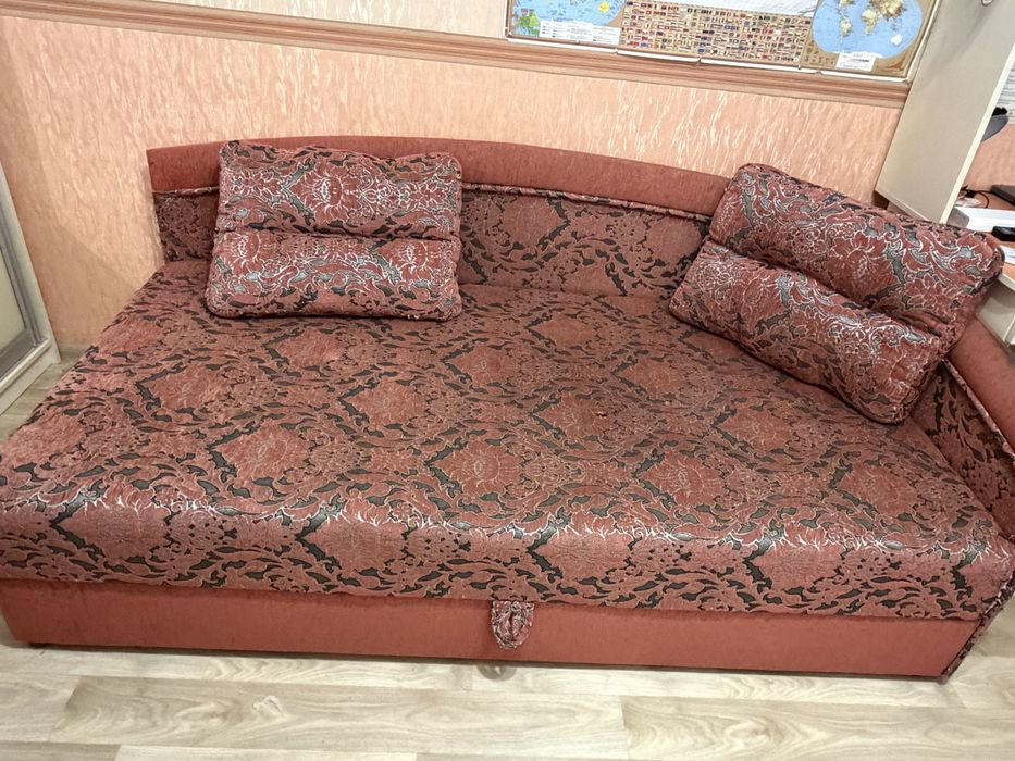 Диван, гарний стар та 3 подушки в наборі.