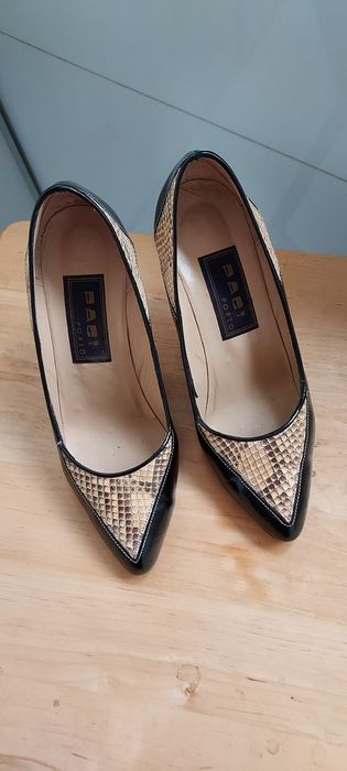 Sapatos em pele usados