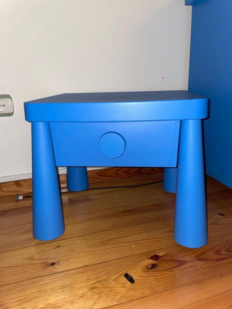 Cómoda Linha Mammut Ikea e mesinhas de cabeceira