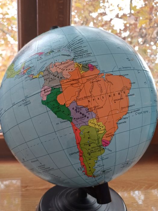 Глобус середнього розміру