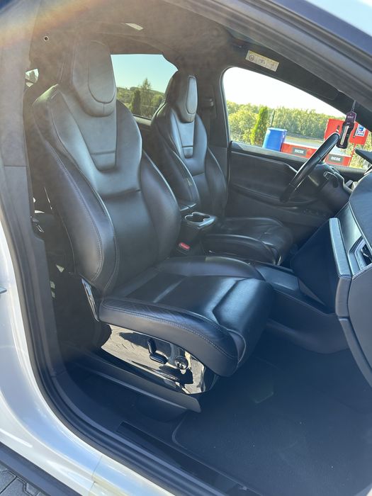 Tesla Model X 90D Європа
