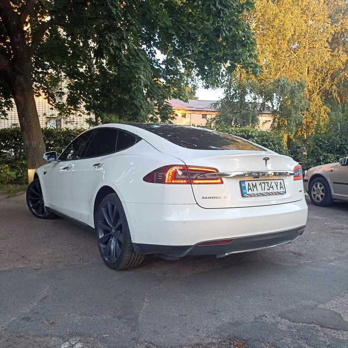 Tesla Model s85d