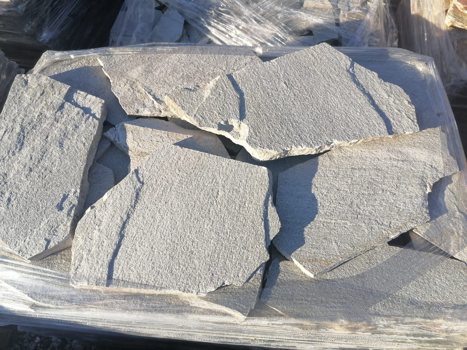 Gnejs kamień elewacyjny naturalny na elewację płaski twardy gr 1-3