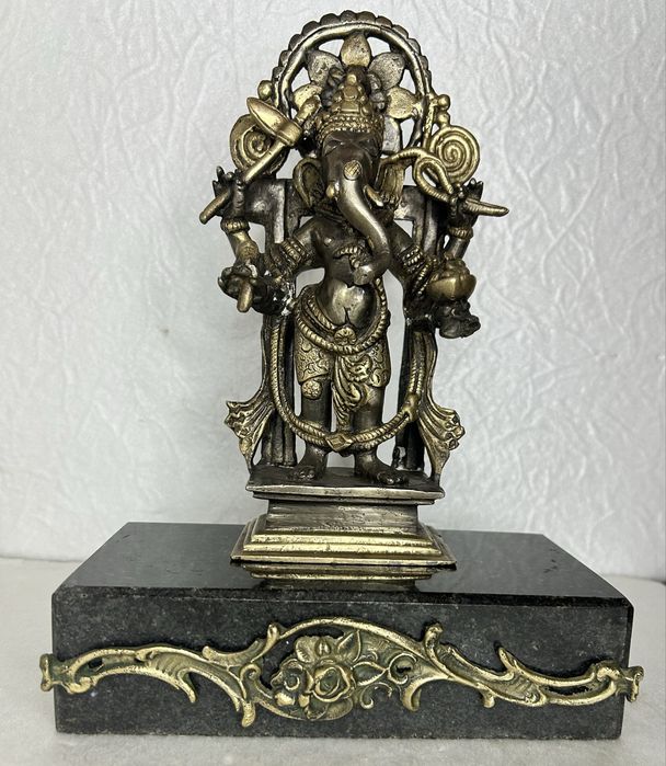 Антична бронзова статуя на мраморном питистале  Ганеші у позолоті