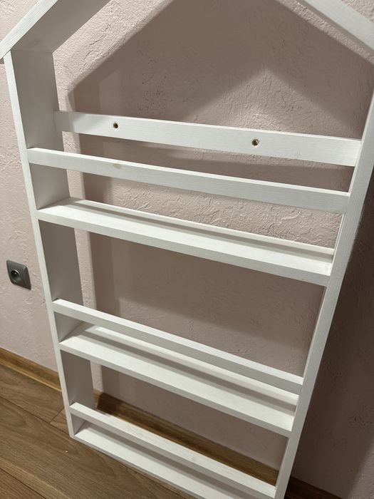 Drewniana półka na książki , domek