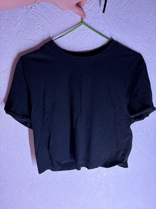 Чорна та зелена футболка stradivarius