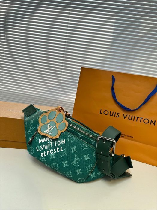 Банака Louis Vuitton зеленая monogram shadow  сумка