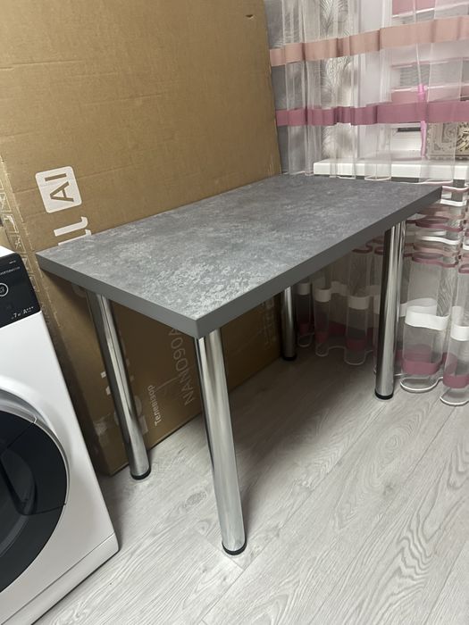 Стіл в новому ідеальному стані