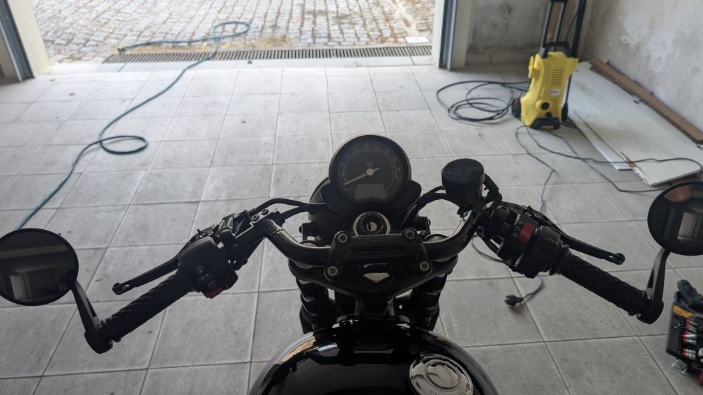 Triumph Street Twin 900 (+2000€ em extras)