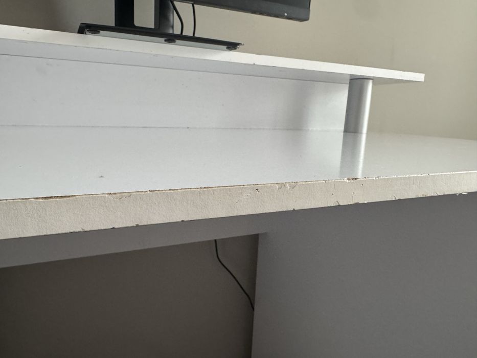 Biurko w kolorze białym