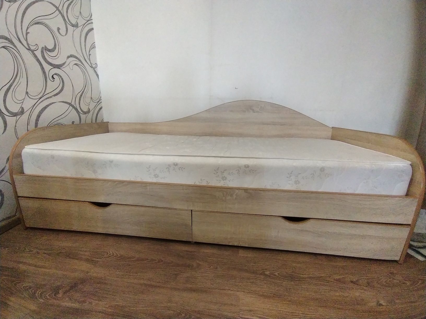 Продам односпальне ліжко 190*80 з матрацом