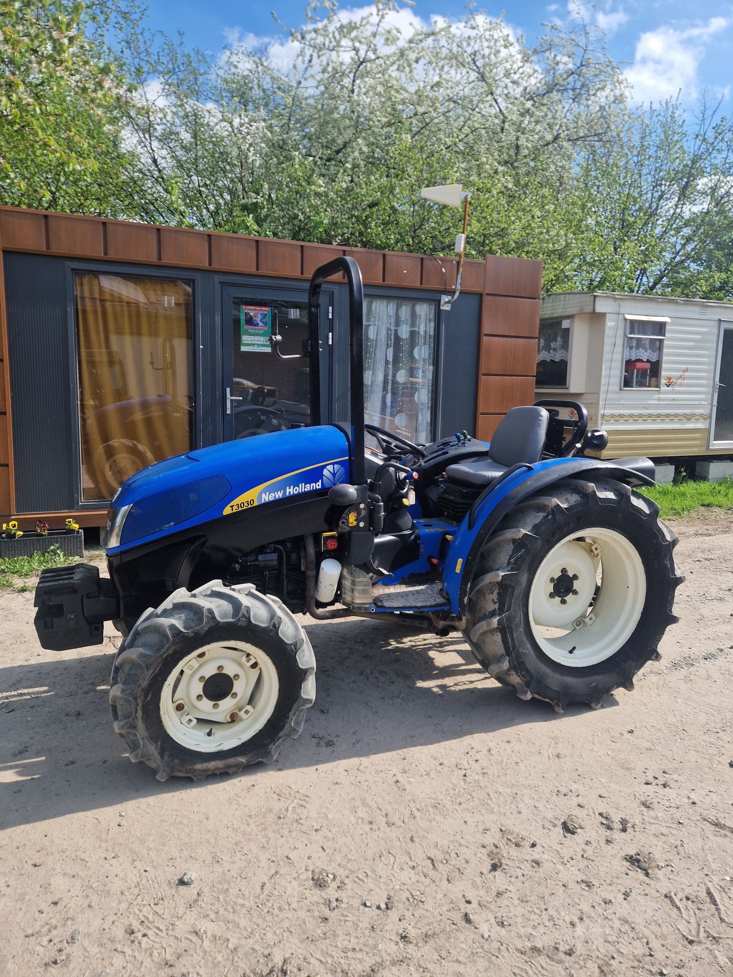 New holland t3030 ciągnik sadowniczy