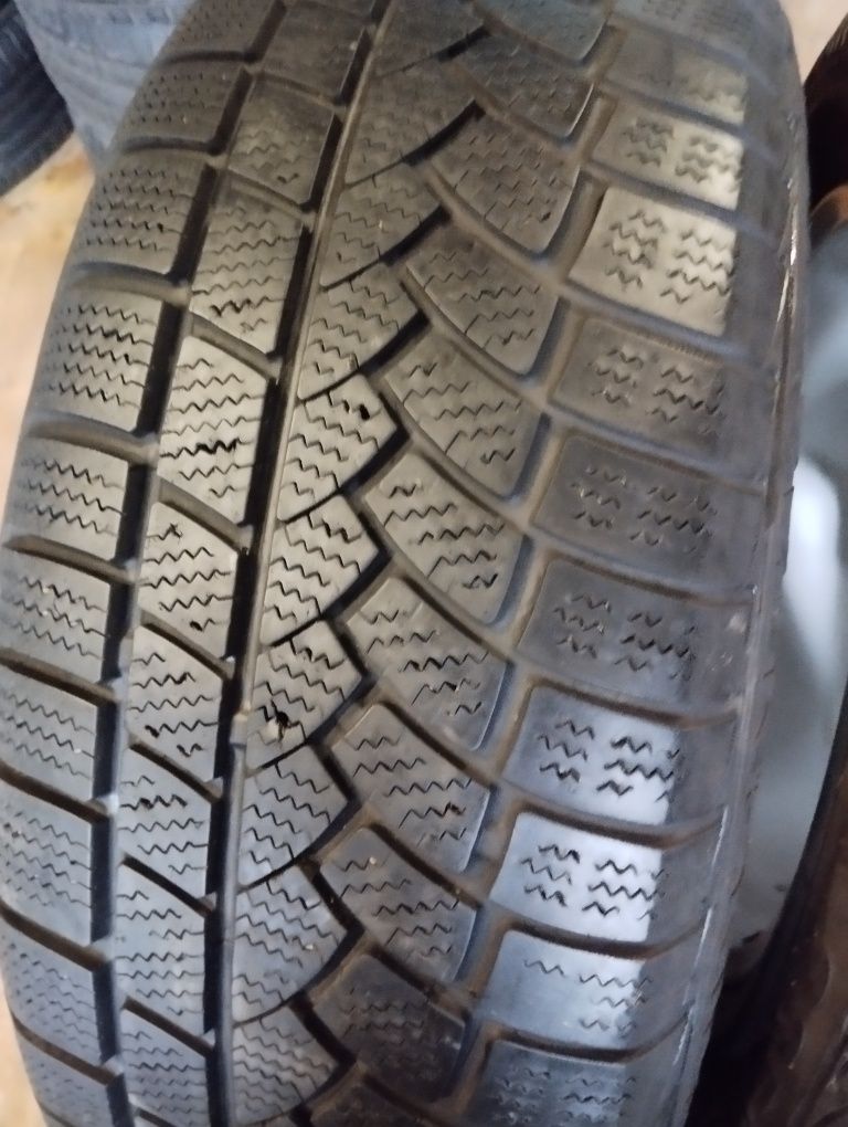 Пара зимових шин Continental 235/65/17