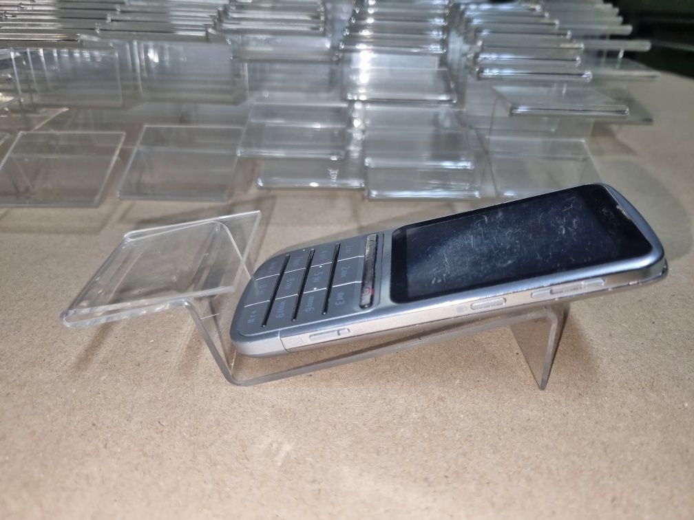 Podstawki pod telefony z plexi 140szt.