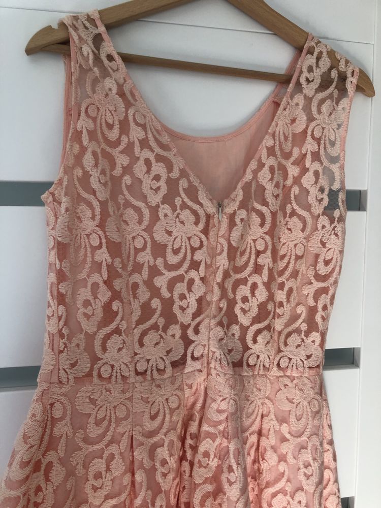 Elegancka koronkowa sukienka