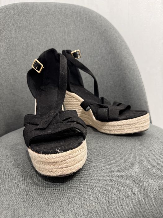 Босоніжкі на танкетці 41 розміру нові