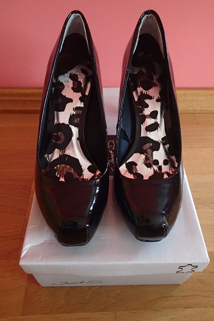 Lakierowane czółenka na obcasie.