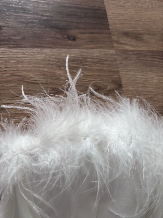 Biały krótki top z piórami S 36