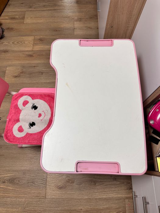 Парта дитяча в комплекті зі стільцем .