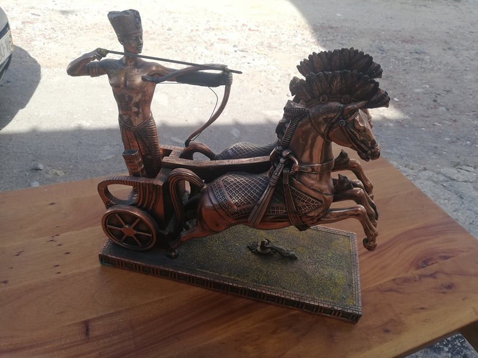 Peça em cobre com cavalos