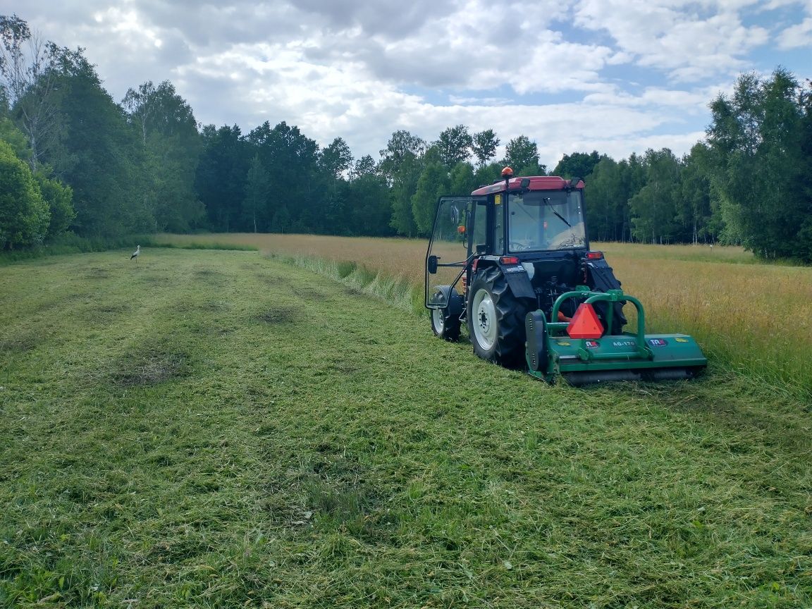 Koszenie trawy nieużytku poboczy łąk boisk kosiarka bijakowa mulczer
