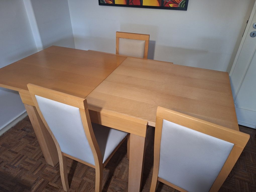 Mesa extensível e 4 cadeiras