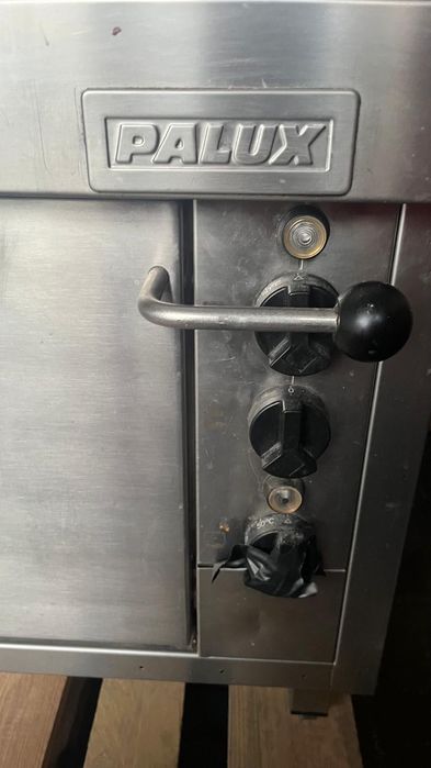 Piec gazowy gastronomiczny z piekarnikiem.