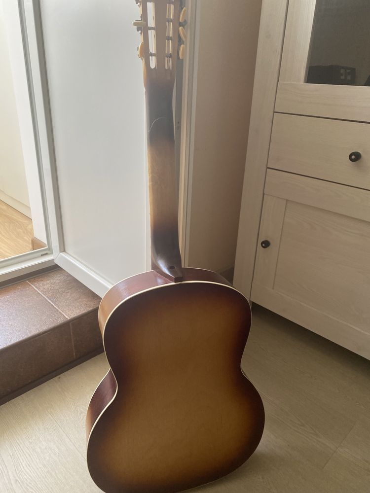 Продам акустичну гітару українського виробництва