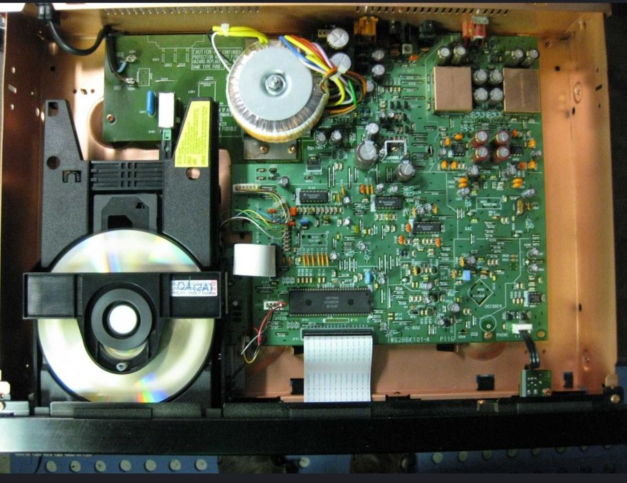 Для себя CD проигрыватель в не рабочем состоянии.