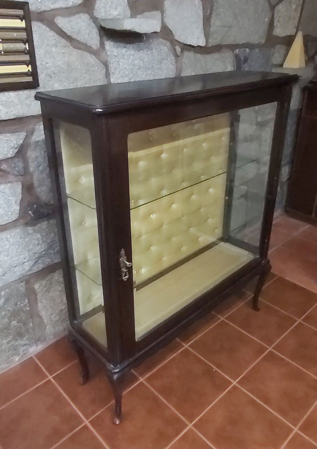 Vendo vitrine de madeira com 1 só porta e 2 prateleiras em vidro forra