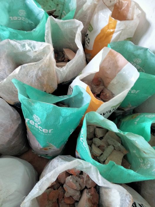 Entulho, cimento, tijolo e terra