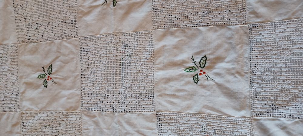 Toalha em linho, bordada com motivos de Natal, rendada à mão