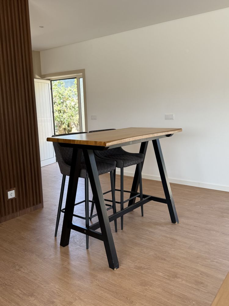 Conjunto de mesa de bar e 2 banquetas