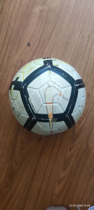 Продам профессиональный футбольный мяч Nike Ordem V