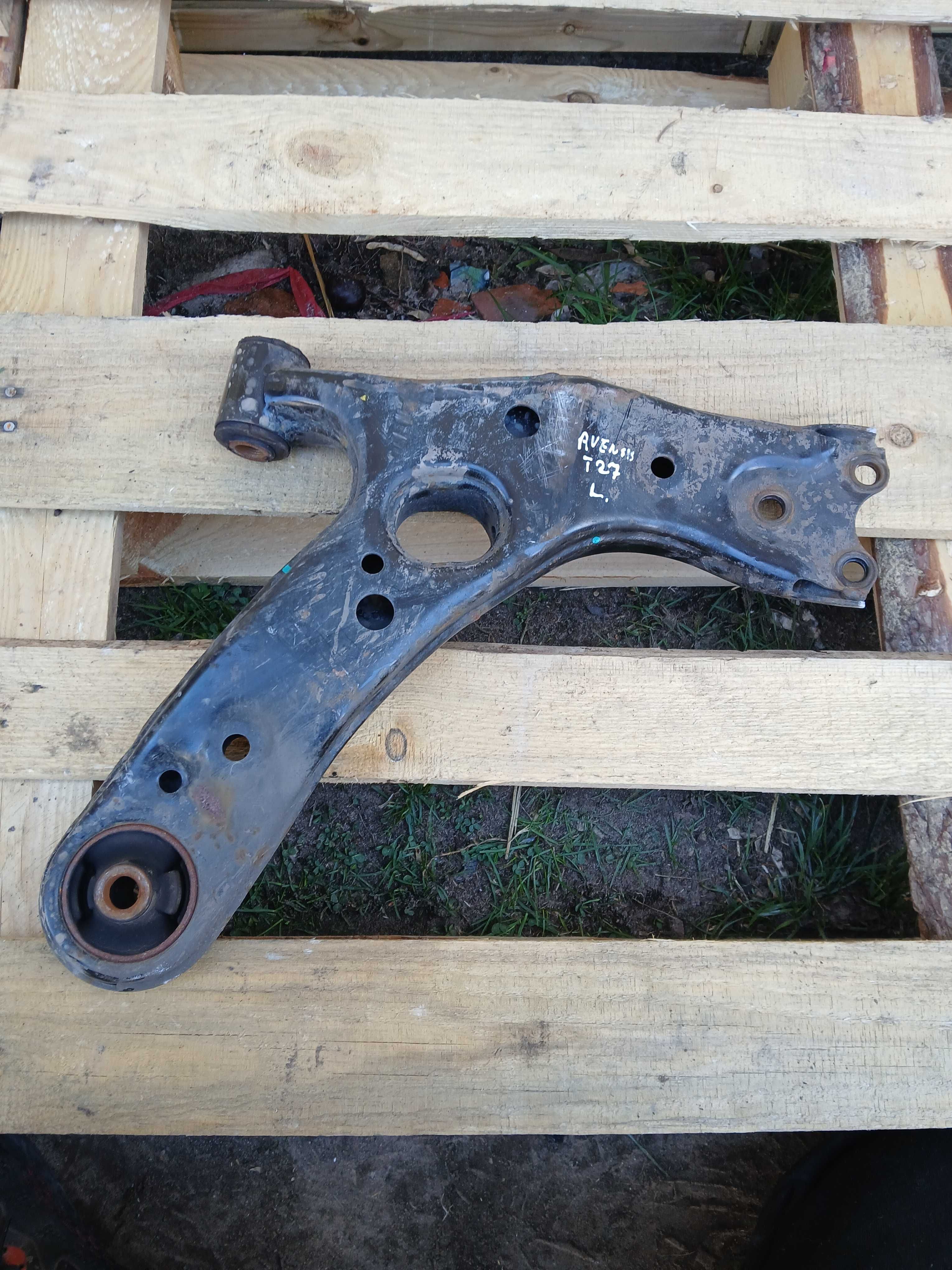 Wahacz wachacz lewy przod przedni Toyota Avensis T27 T29 09-18