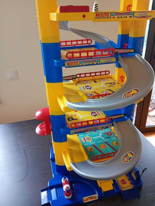 Vendo garagem infantil em bom estado