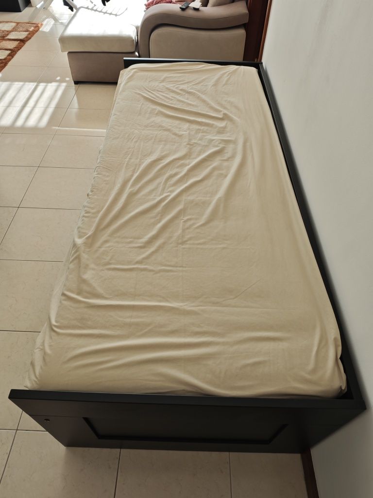 Cama extensível com 2 colchões e mesa de cabeceira