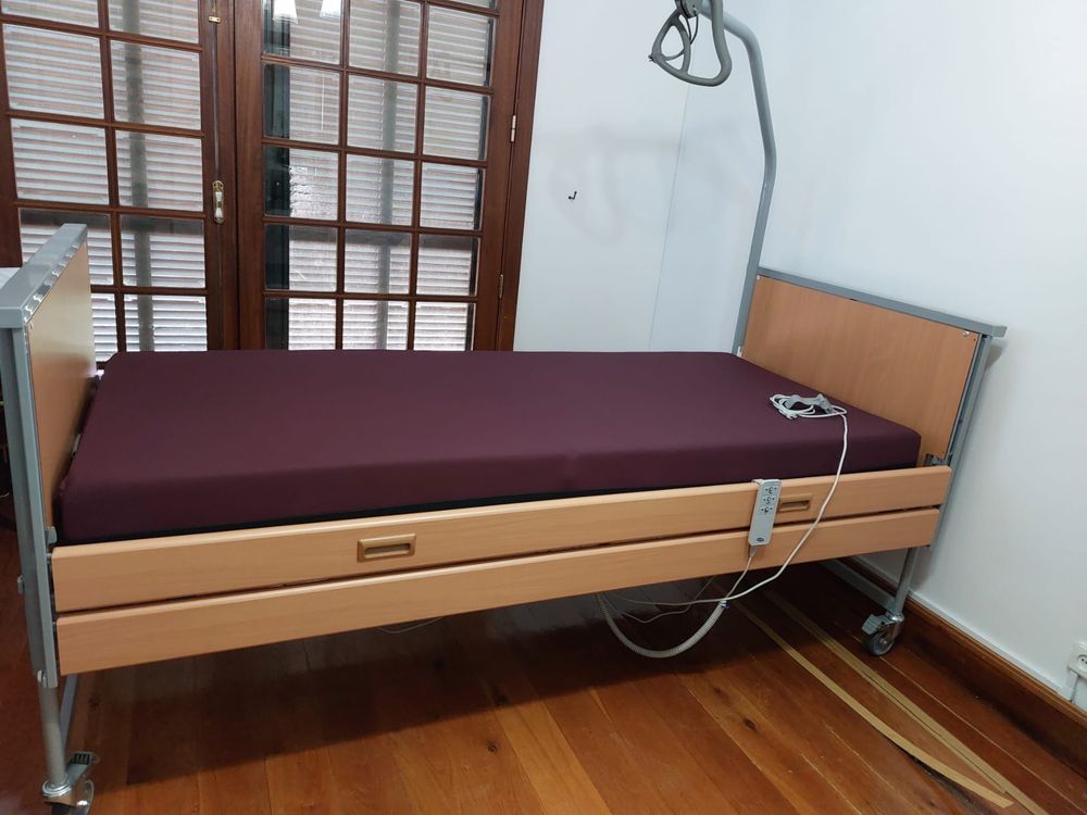 Cama eléctrica elevatória com comando