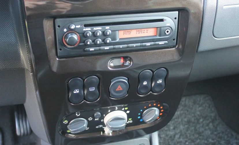 Dacia Duster 2010 бензин 1.6 Передній привод