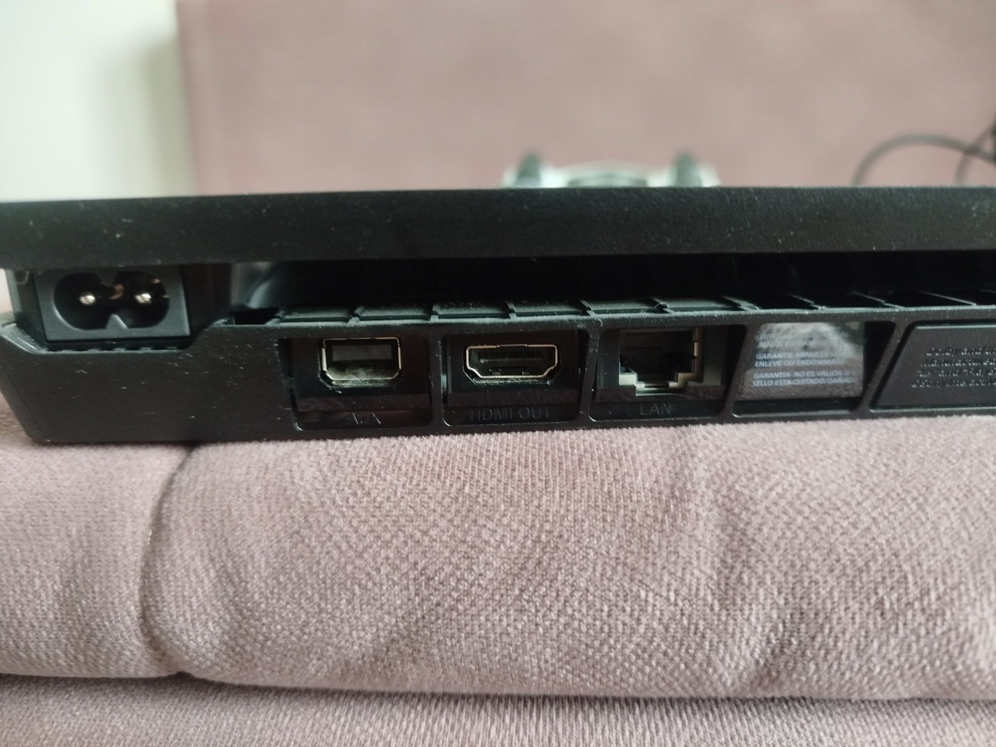 PS4 Slim 500GB + kolorowy pad + kabel – sprawna, od ręki!